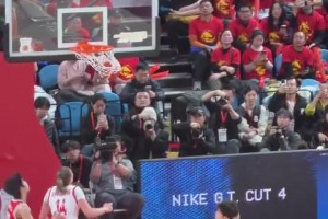 女粉丝瞬间呐喊！杨舒予这球直接硬吃对位的捷克对手强势打板